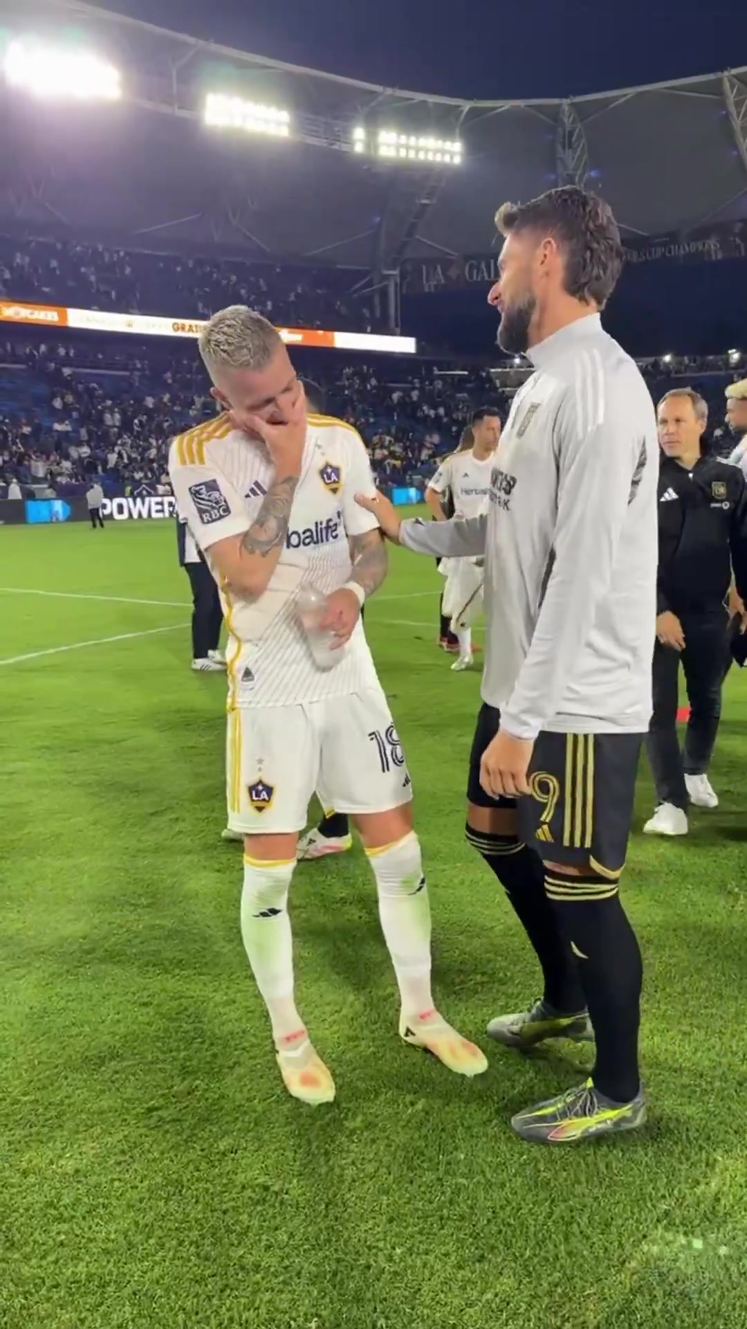 聊啥呢？罗伊斯、吉鲁洛杉矶德比赛后热聊，前者梅开二度