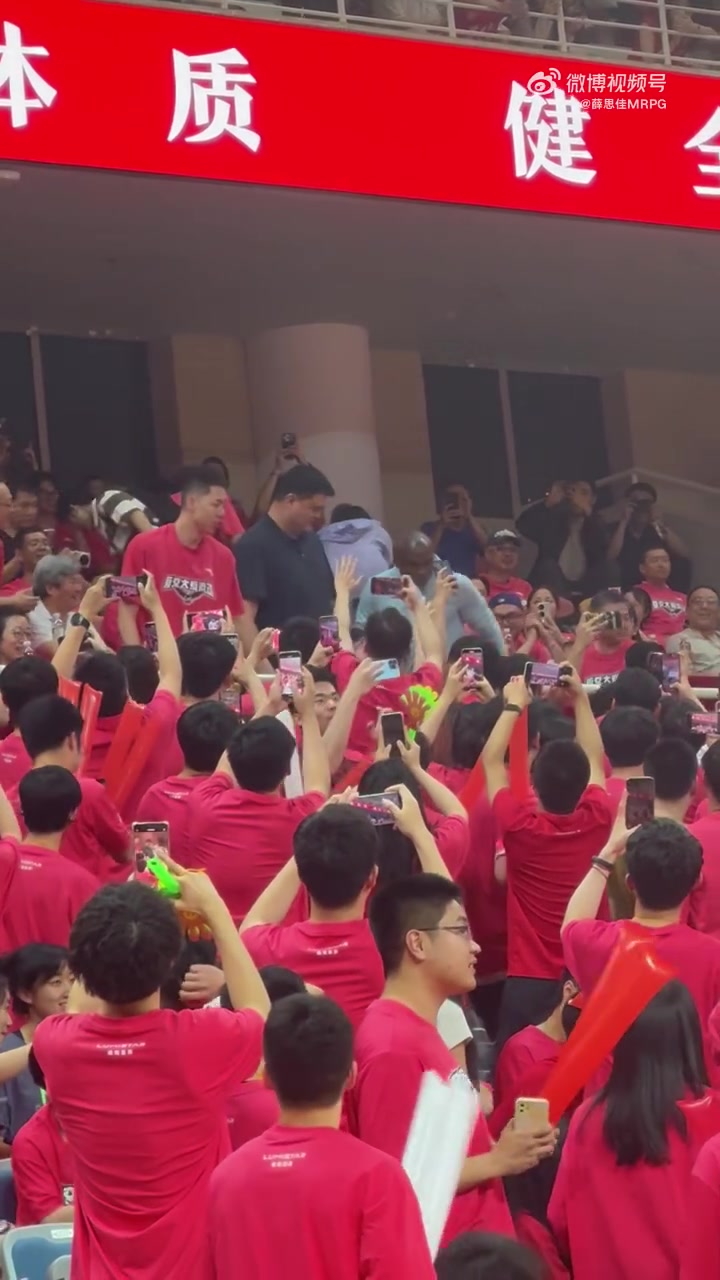 为母校加油！姚明和莫布里&朱俊龙现场观战上交VS太理的8强战